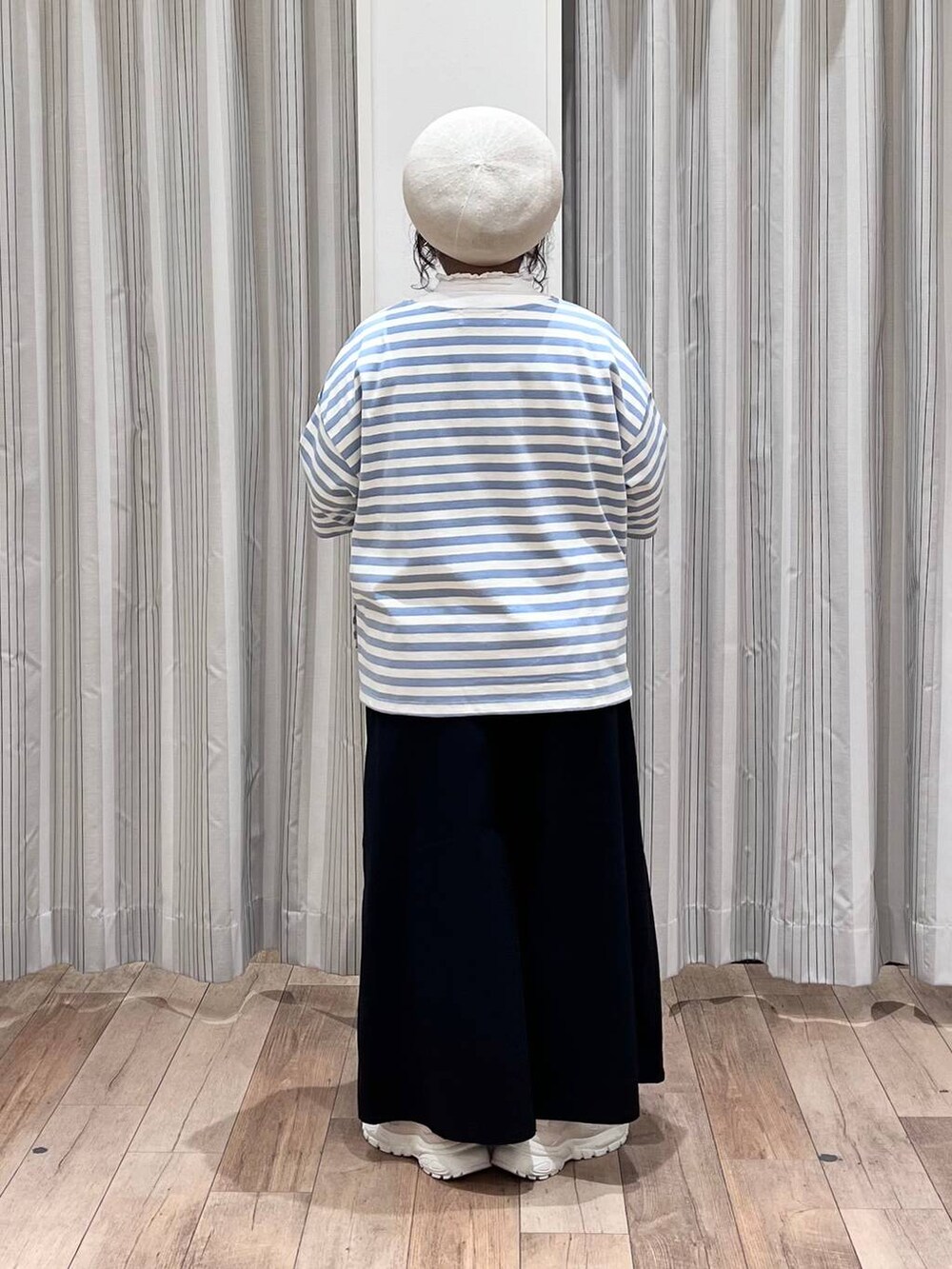 「studio CLIP、ベレー帽、Tシャツ、natural by clip_studio CLIP、ゆったり、体型カバー、ナチュラル、クリップスタッフ_studio CLIP、ベーシック/シンプル、ブラウス、みんなのリクエストパンツ_studioCLIP、ワイドパンツ、シワ軽減、接触冷感、スニーカー」｜「studio CLIPの【みんなのリクエストパンツ】爽やかすっきりスカーチョ[プチ・プラスサイズあり]（その他パンツ、ブルー系）」を使った、nan3733さん（レディース・155cm）の春コーディネートの5枚目の写真