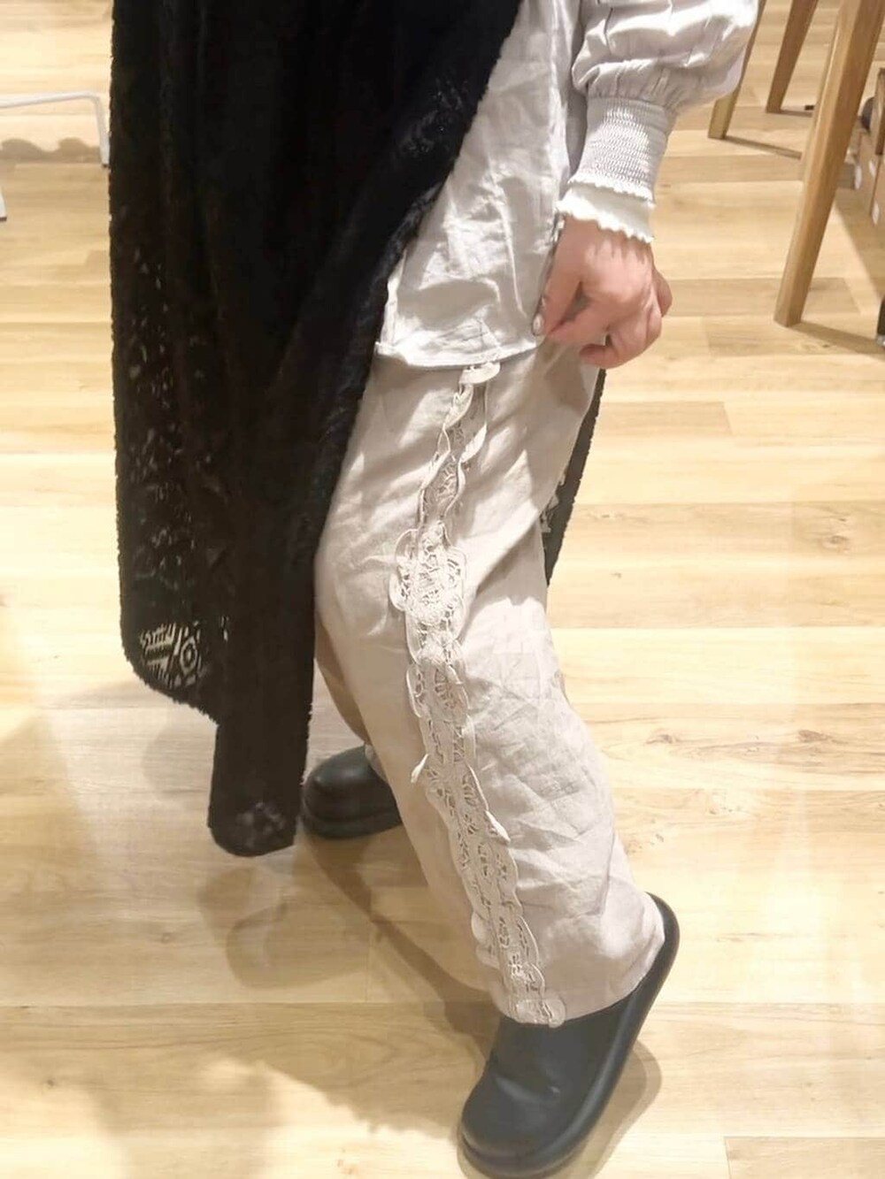 ブラック系のサンダル、ホワイト系のTシャツ/カットソー、グレー系のシャツ/ブラウスを着用したレディースの冬コーディネートの2枚目の写真