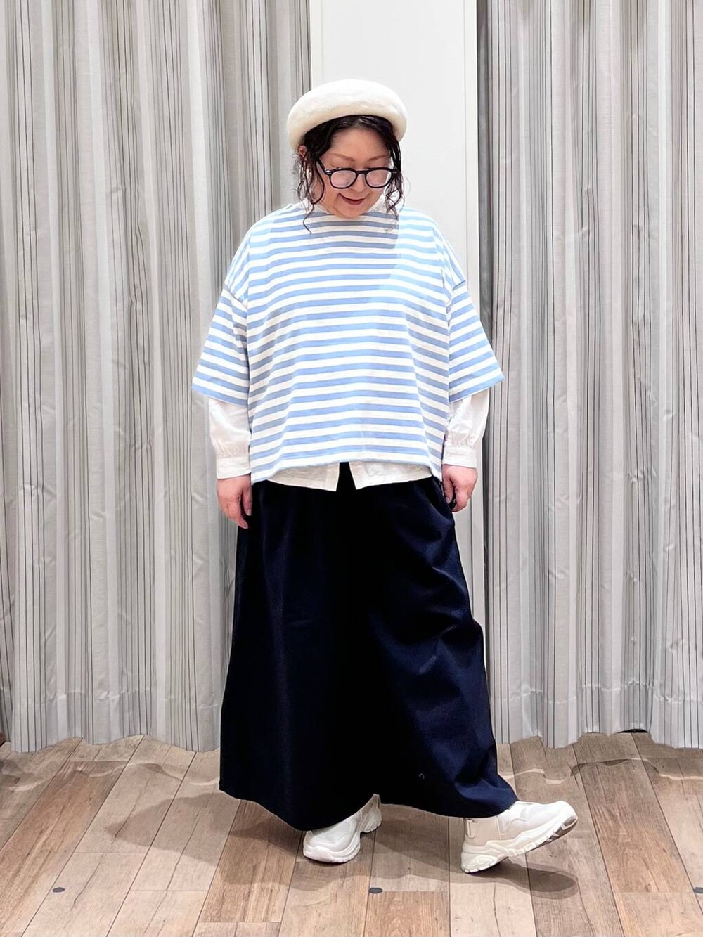 「studio CLIP、ベレー帽、Tシャツ、natural by clip_studio CLIP、ゆったり、体型カバー、ナチュラル、クリップスタッフ_studio CLIP、ベーシック/シンプル、ブラウス、みんなのリクエストパンツ_studioCLIP、ワイドパンツ、シワ軽減、接触冷感、スニーカー」｜「studio CLIPの【みんなのリクエストパンツ】爽やかすっきりスカーチョ[プチ・プラスサイズあり]（その他パンツ、ブルー系）」を使った、nan3733さん（レディース・155cm）の春コーディネートの3枚目の写真