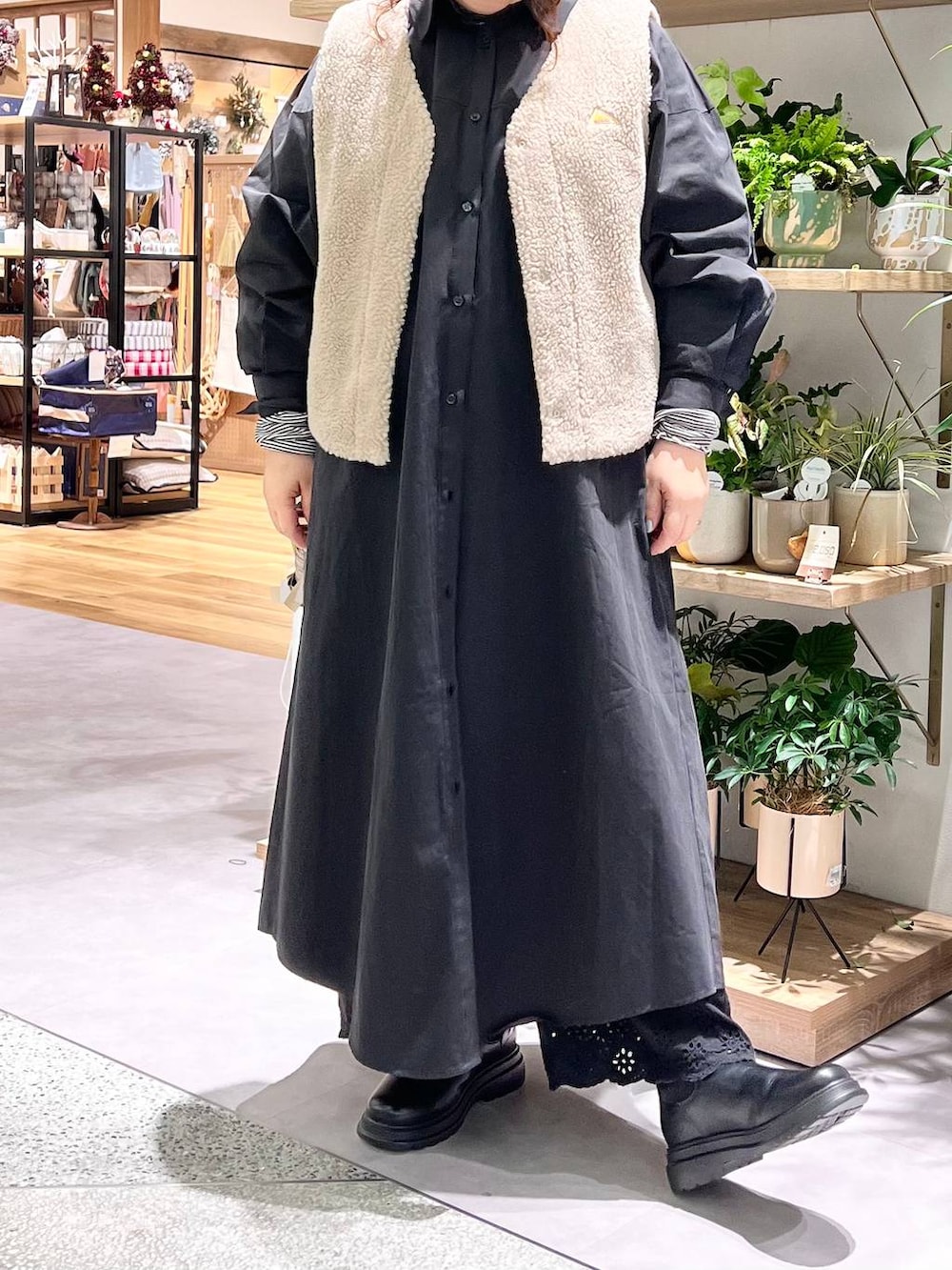 ブラック系のその他パンツ、グレー系のショルダーバッグ、ベージュ系のマウンテンパーカーを着用したレディースの冬コーディネートの10枚目の写真