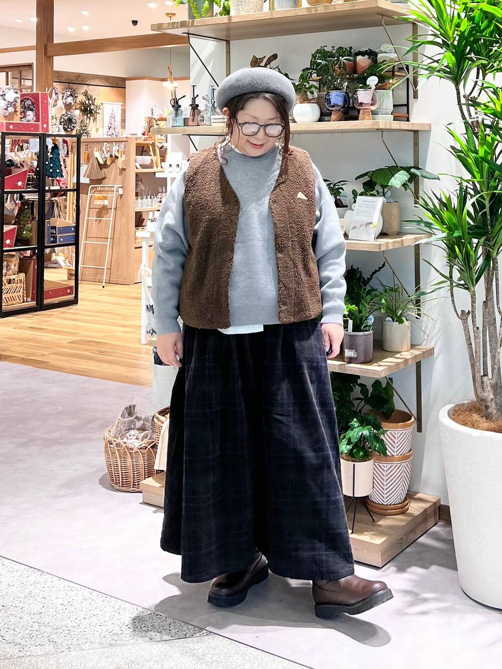 「ゆったり、体型カバー、ナチュラル、楽ちんコーデ、クリップスタッフ_studio CLIP、ベーシック/シンプル、ショルダーバッグ、studio CLIP、ベレー帽、アウター、kazumiコラボ_studio CLIP、ニット、ブラウス、ワイドパンツ、秋コーデ」｜「studio CLIPの【3シーズンシリーズ】シングルガーゼ襟フリルブラウス（シャツ/ブラウス、ホワイト系）」を使った、nan3733さん（レディース・155cm）の秋コーディネートの5枚目の写真