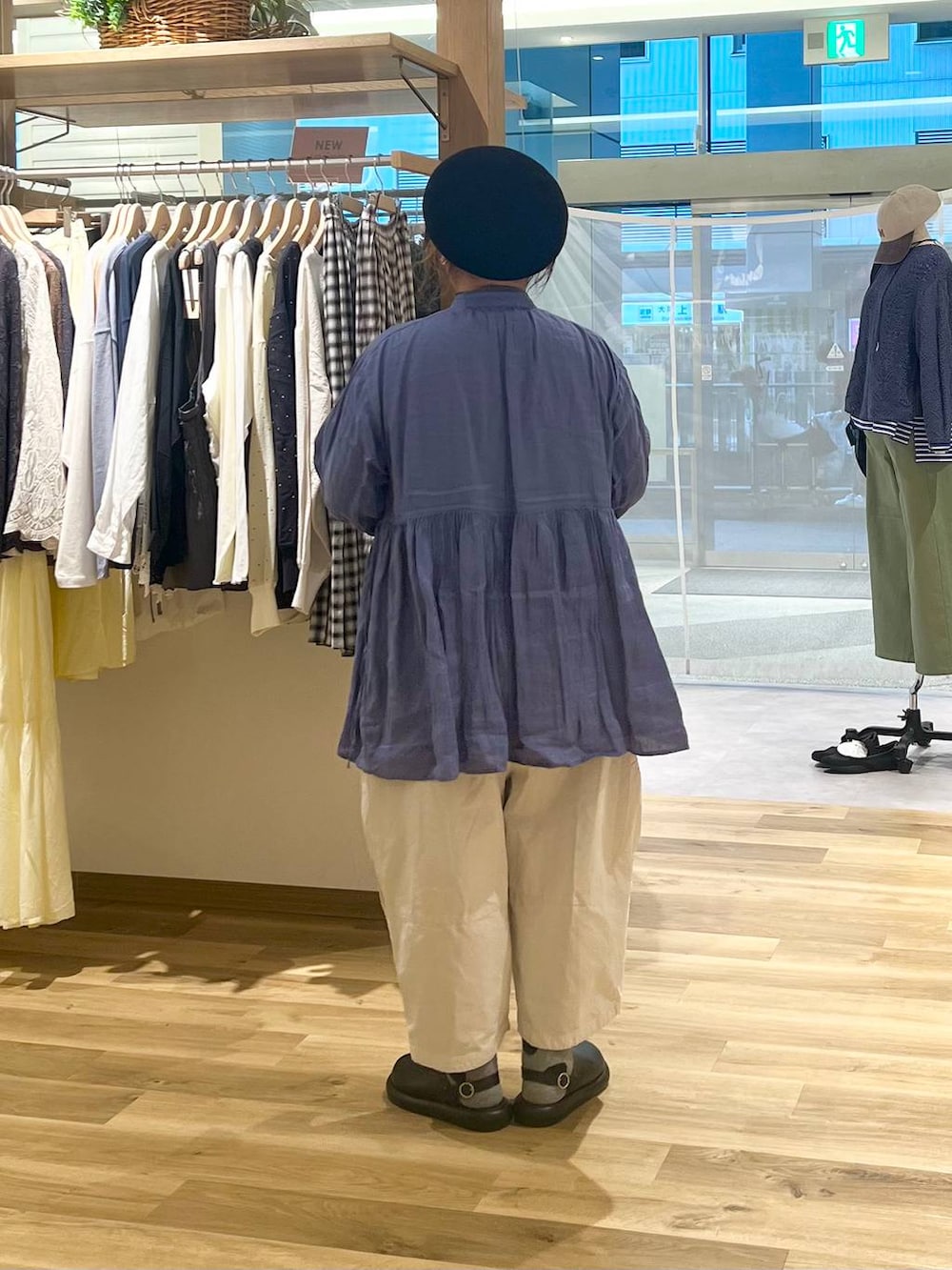 ブラック系のバックパック/リュック、ブラック系のサンダル、ブラック系のショルダーバッグを着用したレディースの春コーディネートの8枚目の写真