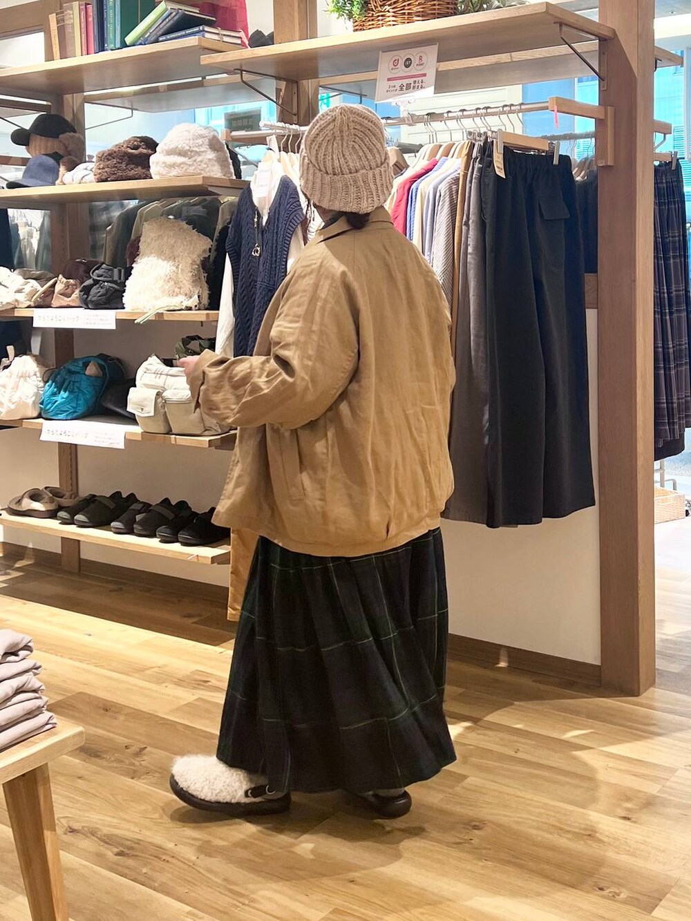 ブラック系のバックパック/リュック、ホワイト系のシャツ/ブラウス、その他のサンダルを着用したレディースの秋コーディネートの5枚目の写真