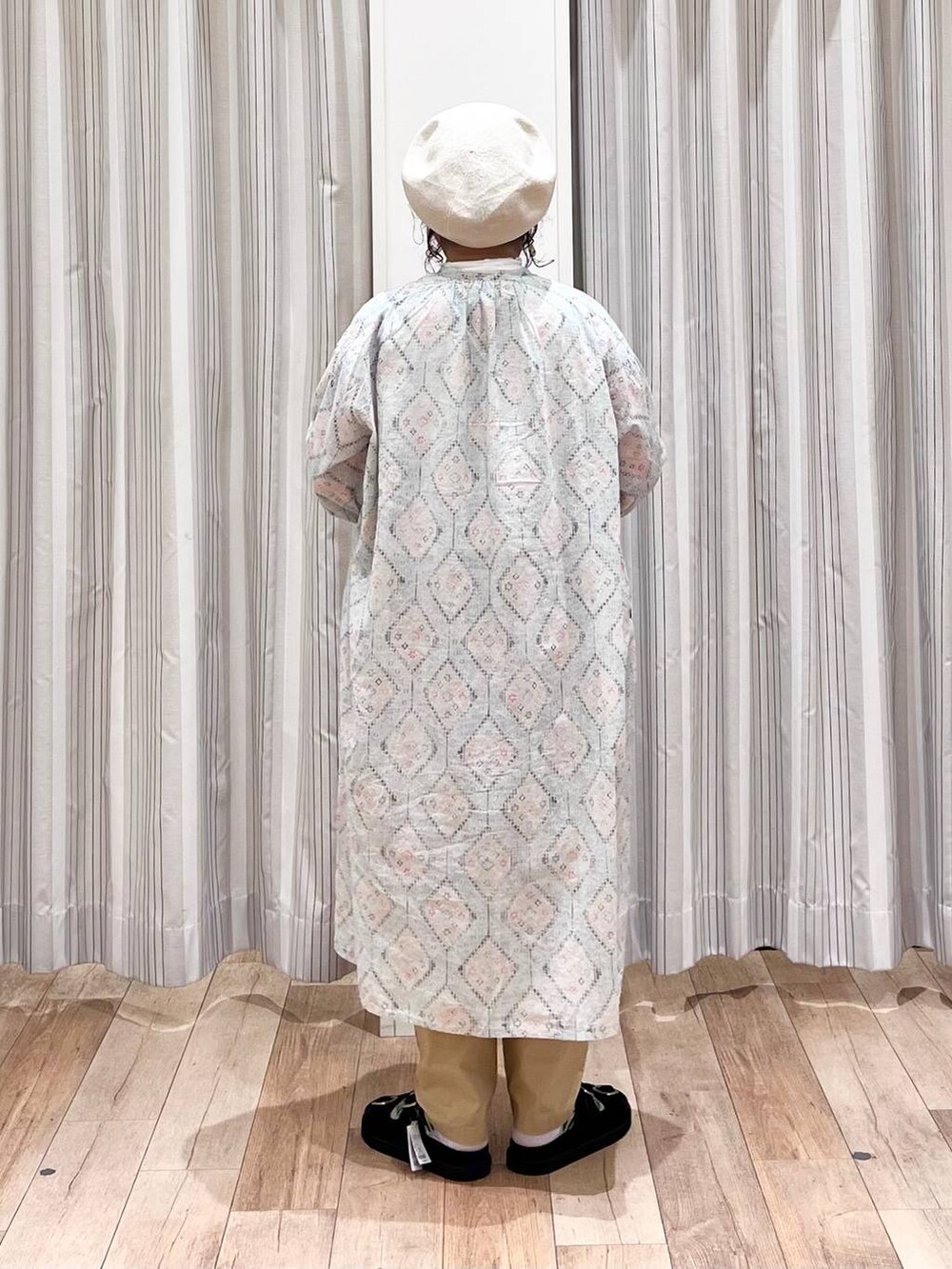 ブラック系のサンダル、ベージュ系のショルダーバッグ、ベージュ系のその他パンツを着用したレディースの夏コーディネートの4枚目の写真