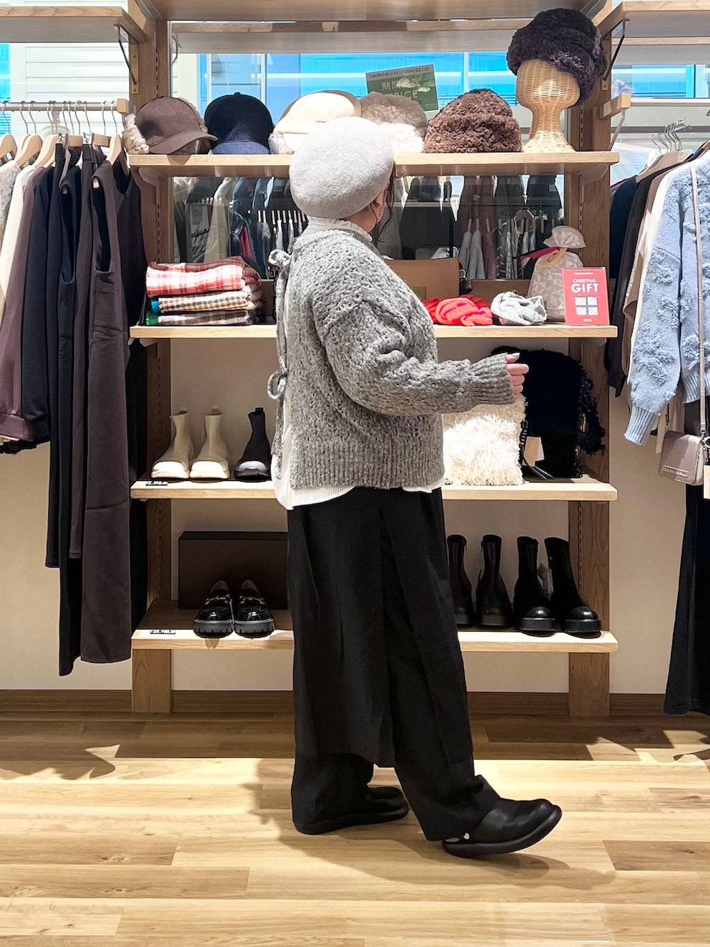 その他のシャツ/ブラウス、ブラック系のサンダル、グレー系のニット/セーターを着用したレディースの秋コーディネートの3枚目の写真