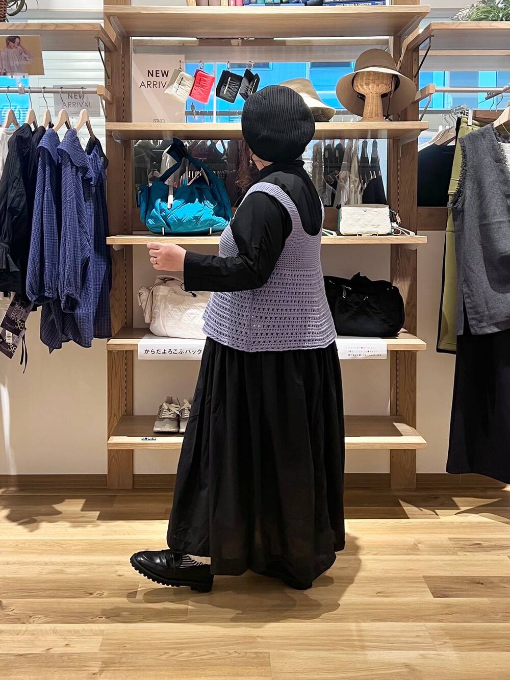 ホワイト系のその他パンツ、ブラック系のローファー、ブラック系のワンピースを着用したレディースの秋コーディネートの4枚目の写真