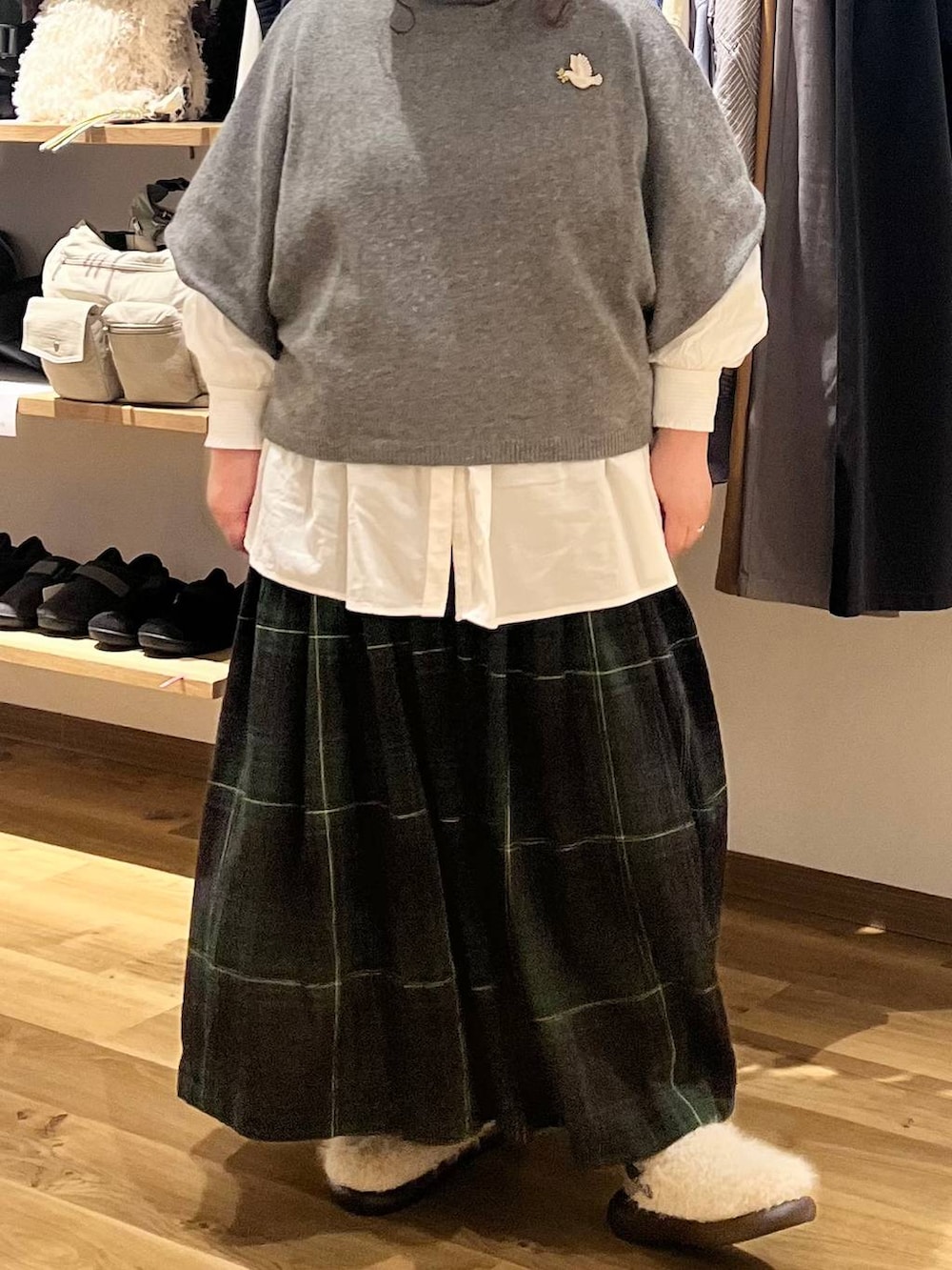 ブラック系のバックパック/リュック、ホワイト系のシャツ/ブラウス、その他のサンダルを着用したレディースの秋コーディネートの10枚目の写真