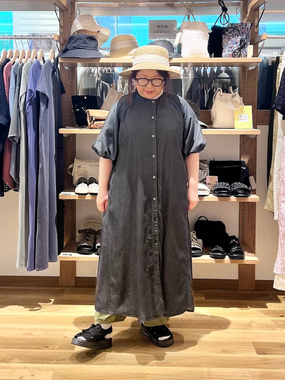 ブラック系のサンダル、グリーン系のその他パンツ、ブラック系のワンピースを着用したレディースの夏コーディネートの3枚目の写真