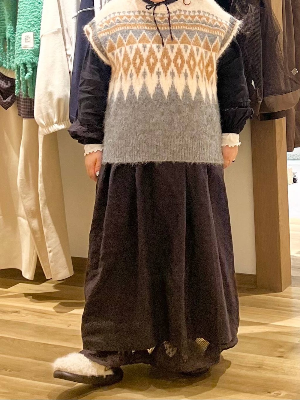 その他のサンダル、ホワイト系のTシャツ/カットソー、ブラック系のスカートを着用したレディースの冬コーディネートの5枚目の写真