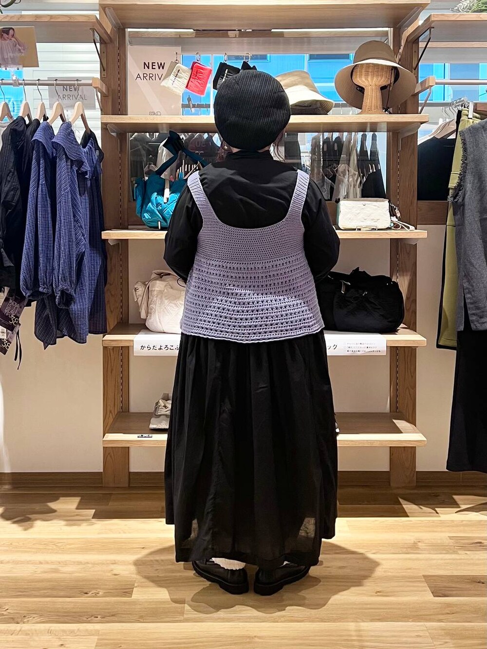 ホワイト系のその他パンツ、ブラック系のローファー、ブラック系のワンピースを着用したレディースの秋コーディネートの5枚目の写真