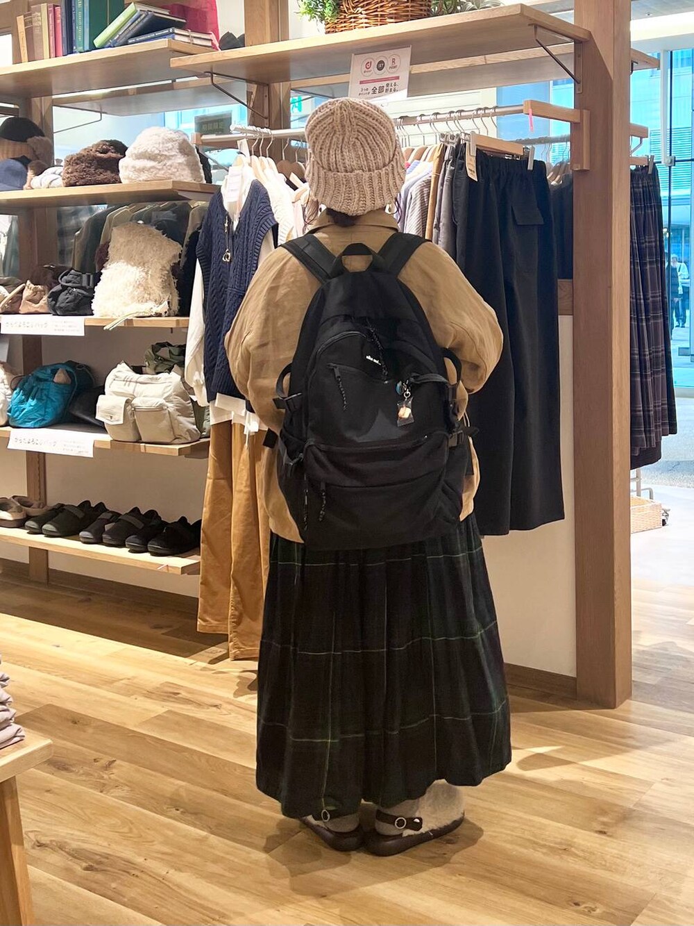 ブラック系のバックパック/リュック、ホワイト系のシャツ/ブラウス、その他のサンダルを着用したレディースの秋コーディネートの3枚目の写真