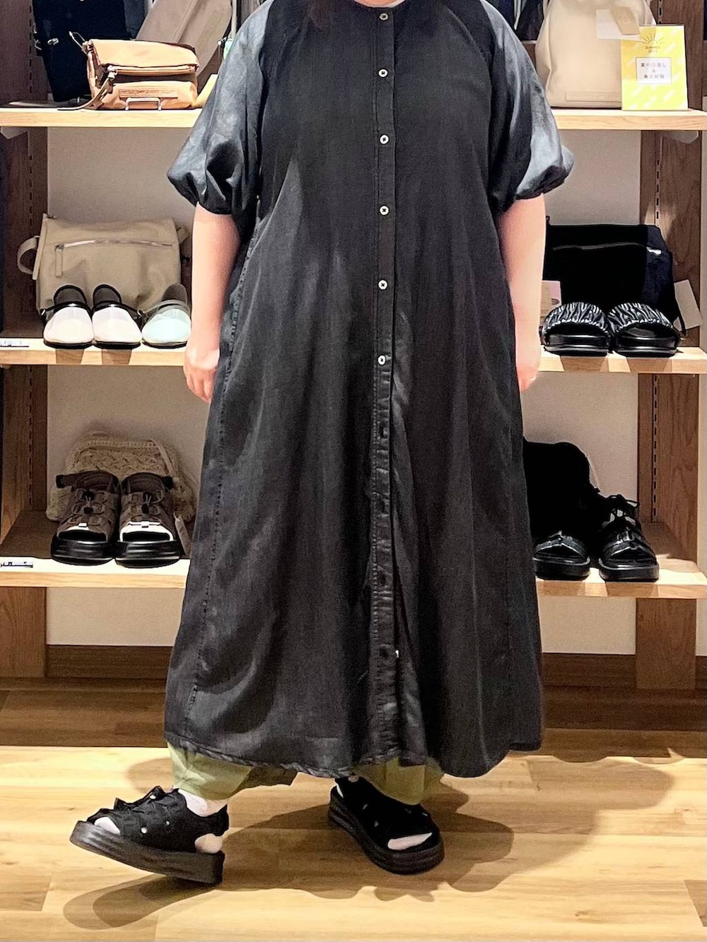 ブラック系のサンダル、グリーン系のその他パンツ、ブラック系のワンピースを着用したレディースの夏コーディネートの6枚目の写真