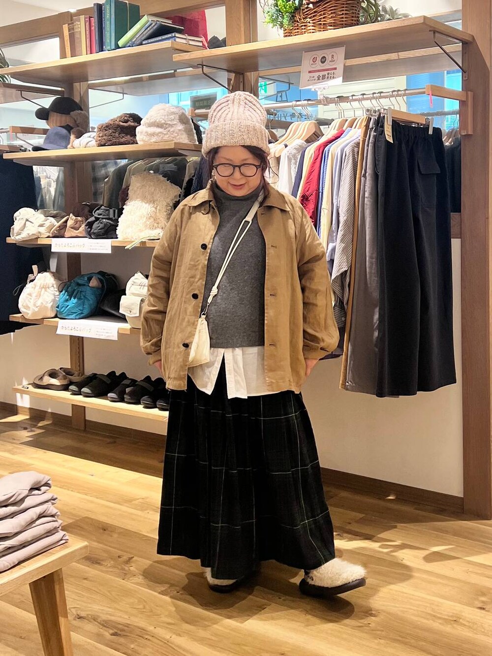 ブラック系のバックパック/リュック、ホワイト系のシャツ/ブラウス、その他のサンダルを着用したレディースの秋コーディネートの4枚目の写真