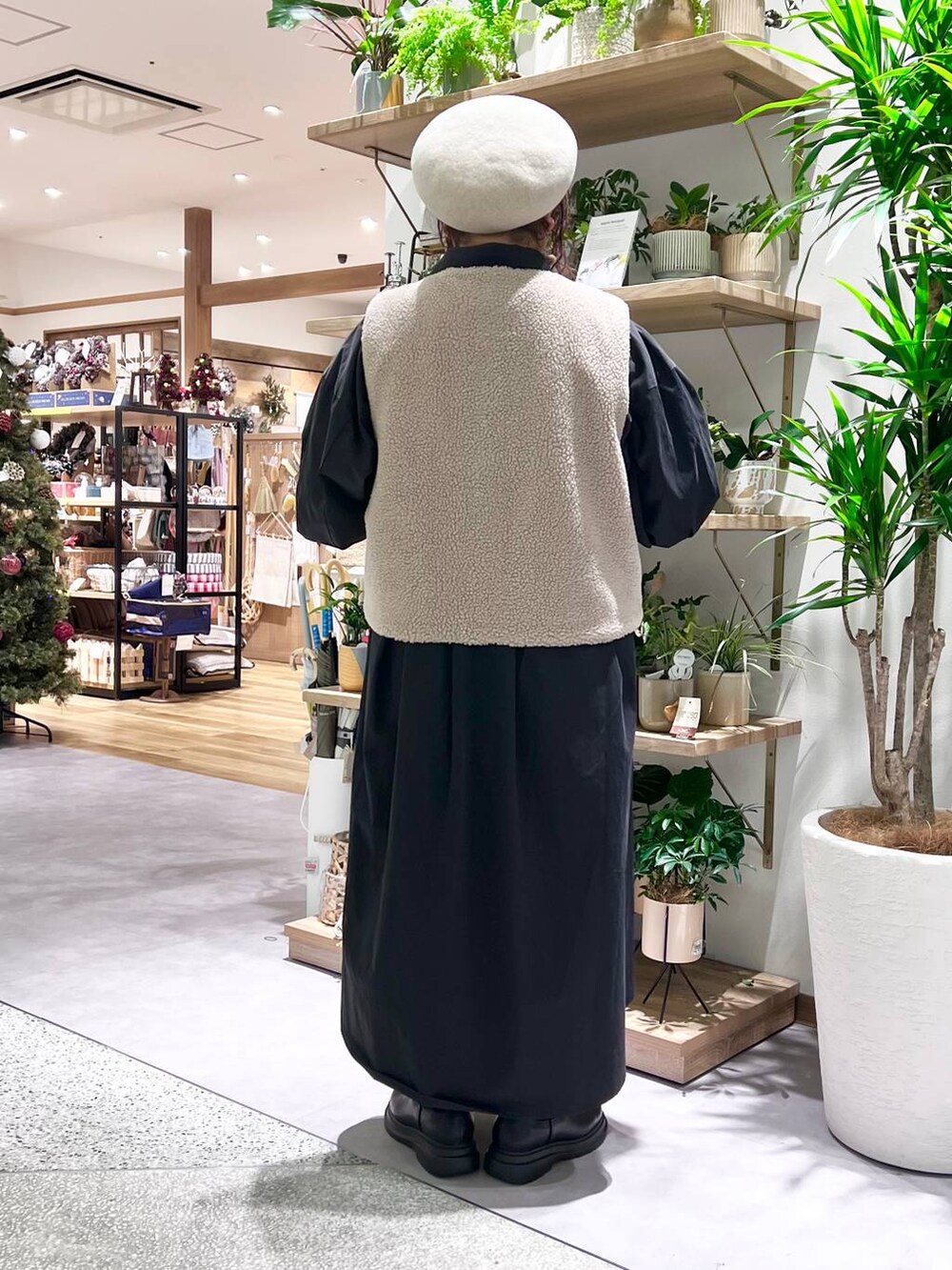 ブラック系のその他パンツ、グレー系のショルダーバッグ、ベージュ系のマウンテンパーカーを着用したレディースの冬コーディネートの9枚目の写真