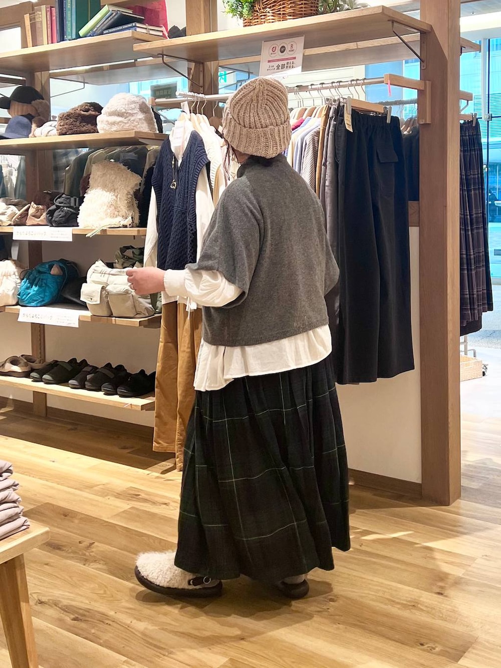 ブラック系のバックパック/リュック、ホワイト系のシャツ/ブラウス、その他のサンダルを着用したレディースの秋コーディネートの8枚目の写真