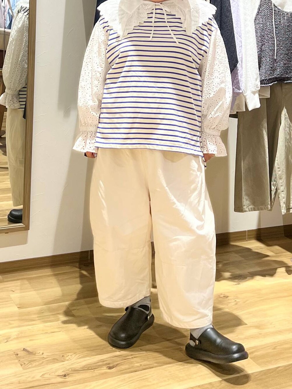 ブラック系のサンダル、ホワイト系のTシャツ/カットソー、ブラック系のショルダーバッグを着用したレディースの春コーディネートの5枚目の写真