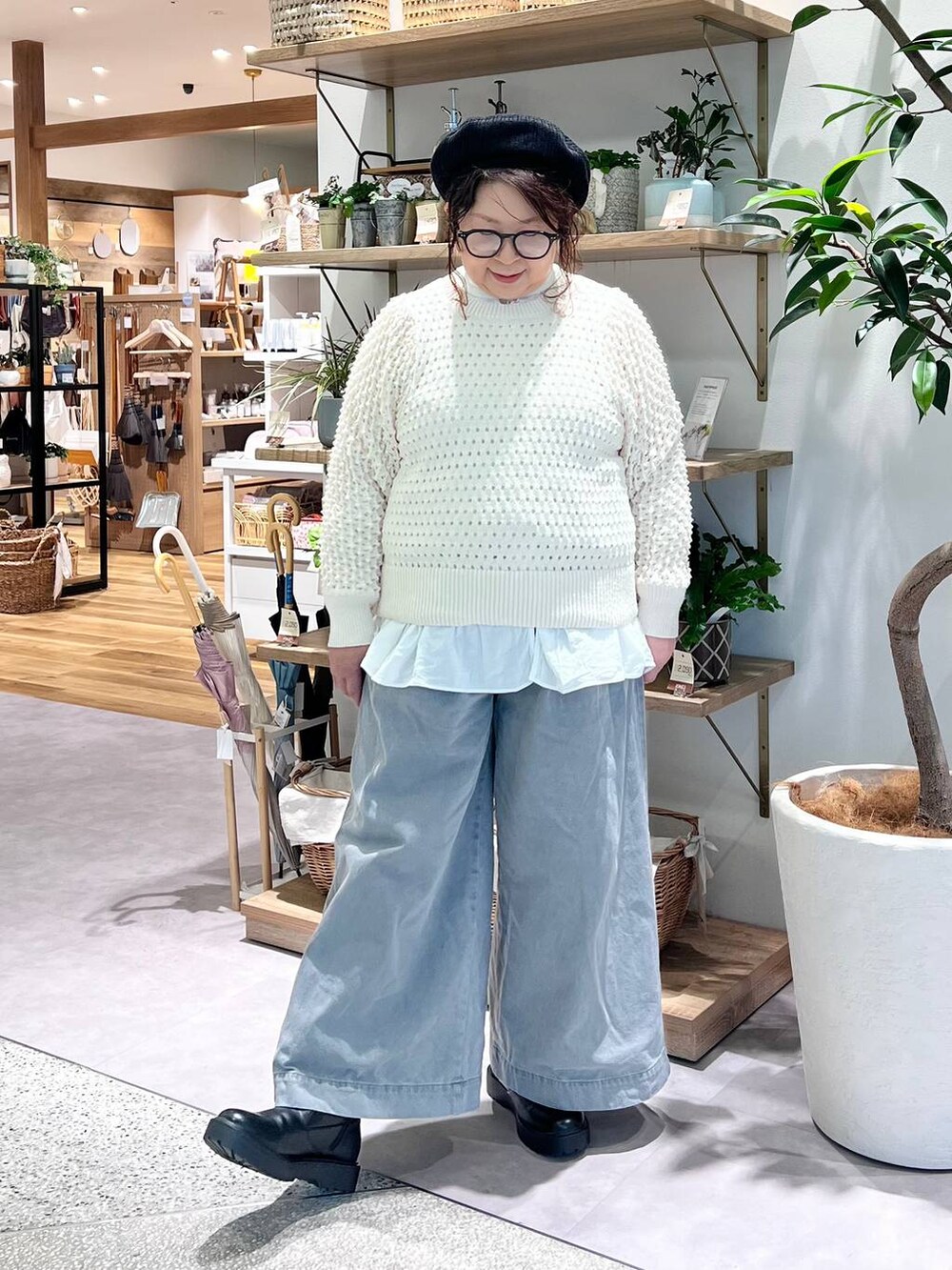 ホワイト系のTシャツ/カットソー、ブラック系のブーツ、ホワイト系のシャツ/ブラウスを着用したレディースの春コーディネートの2枚目の写真