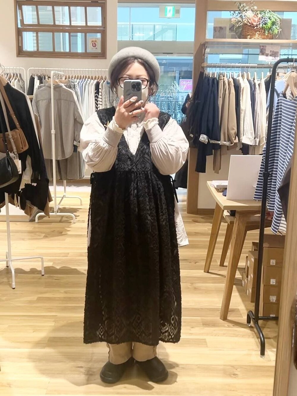 ブラック系のサンダル、ホワイト系のTシャツ/カットソー、グレー系のシャツ/ブラウスを着用したレディースの冬コーディネートの3枚目の写真