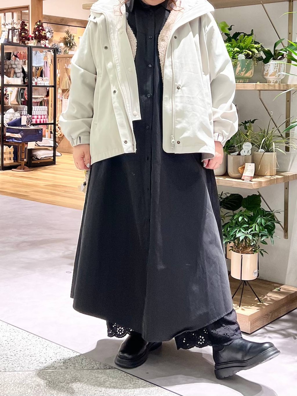 ブラック系のその他パンツ、グレー系のショルダーバッグ、ベージュ系のマウンテンパーカーを着用したレディースの冬コーディネートの6枚目の写真