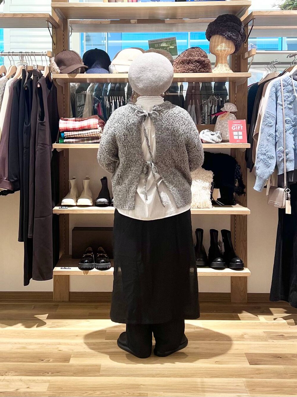 その他のシャツ/ブラウス、ブラック系のサンダル、グレー系のニット/セーターを着用したレディースの秋コーディネートの4枚目の写真