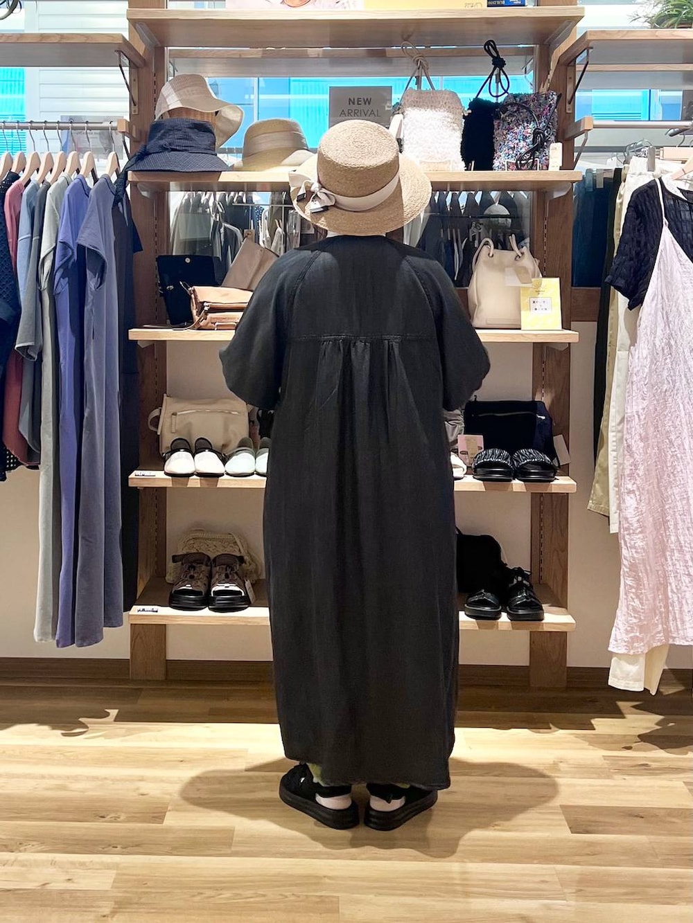 ブラック系のサンダル、グリーン系のその他パンツ、ブラック系のワンピースを着用したレディースの夏コーディネートの5枚目の写真