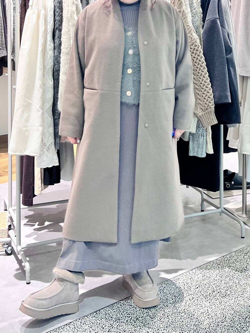 グレー系のブーツ、ベージュ系のショルダーバッグ、ブラウン系のワンピースを着用したレディースの冬コーディネートの5枚目の写真