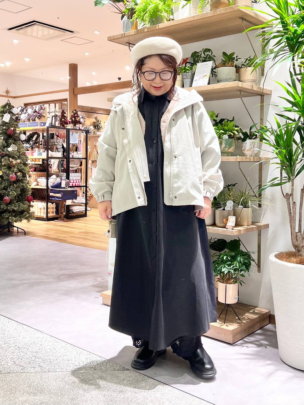 ブラック系のその他パンツ、グレー系のショルダーバッグ、ベージュ系のマウンテンパーカーを着用したレディースの冬コーディネートの3枚目の写真
