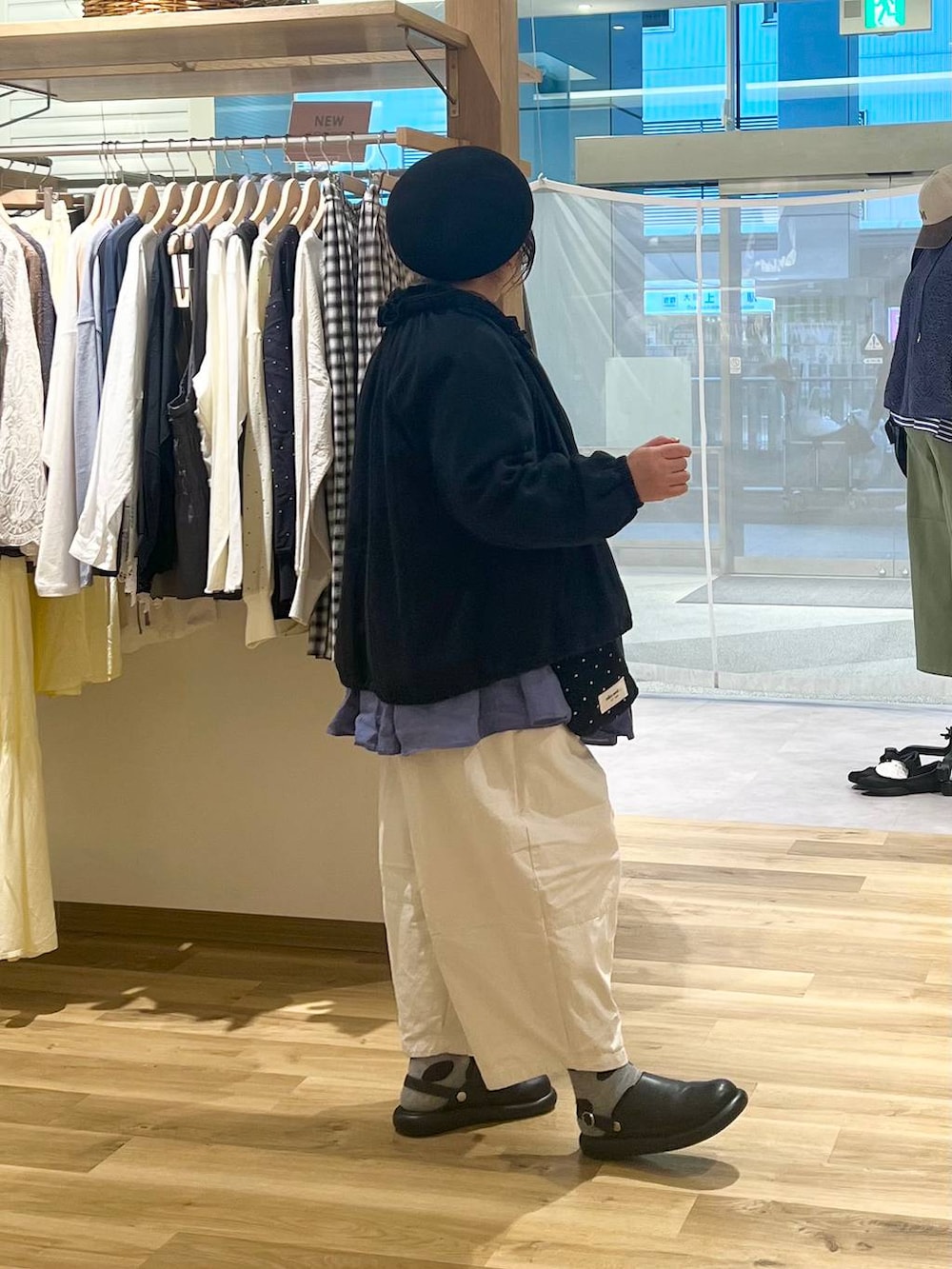 ブラック系のバックパック/リュック、ブラック系のサンダル、ブラック系のショルダーバッグを着用したレディースの春コーディネートの2枚目の写真