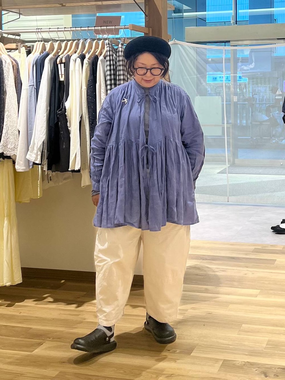 ブラック系のバックパック/リュック、ブラック系のサンダル、ブラック系のショルダーバッグを着用したレディースの春コーディネートの6枚目の写真