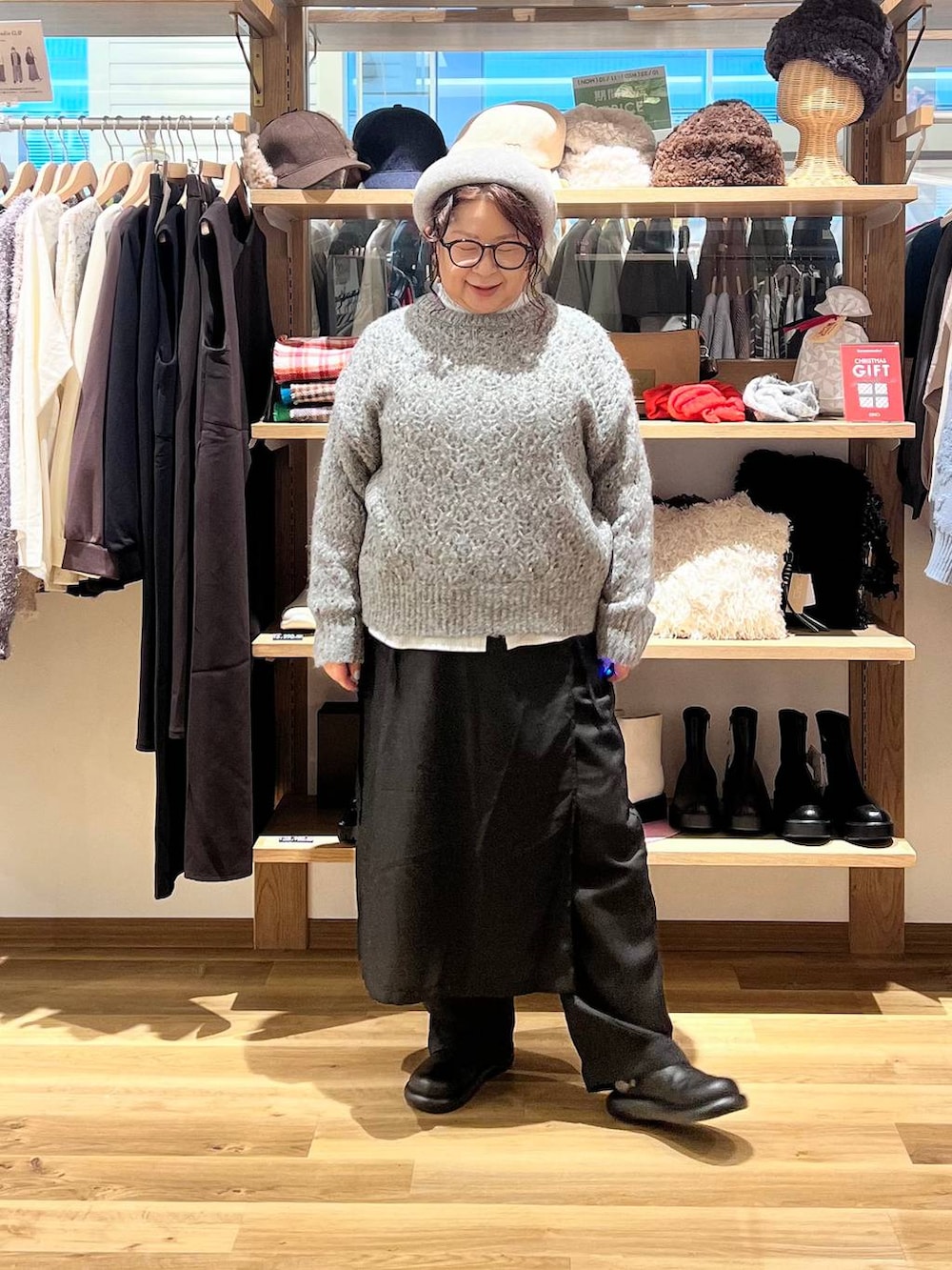 その他のシャツ/ブラウス、ブラック系のサンダル、グレー系のニット/セーターを着用したレディースの秋コーディネートの2枚目の写真