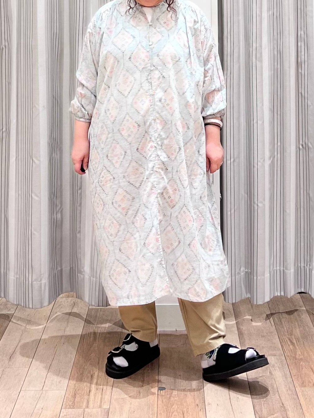 ブラック系のサンダル、ベージュ系のショルダーバッグ、ベージュ系のその他パンツを着用したレディースの夏コーディネートの5枚目の写真