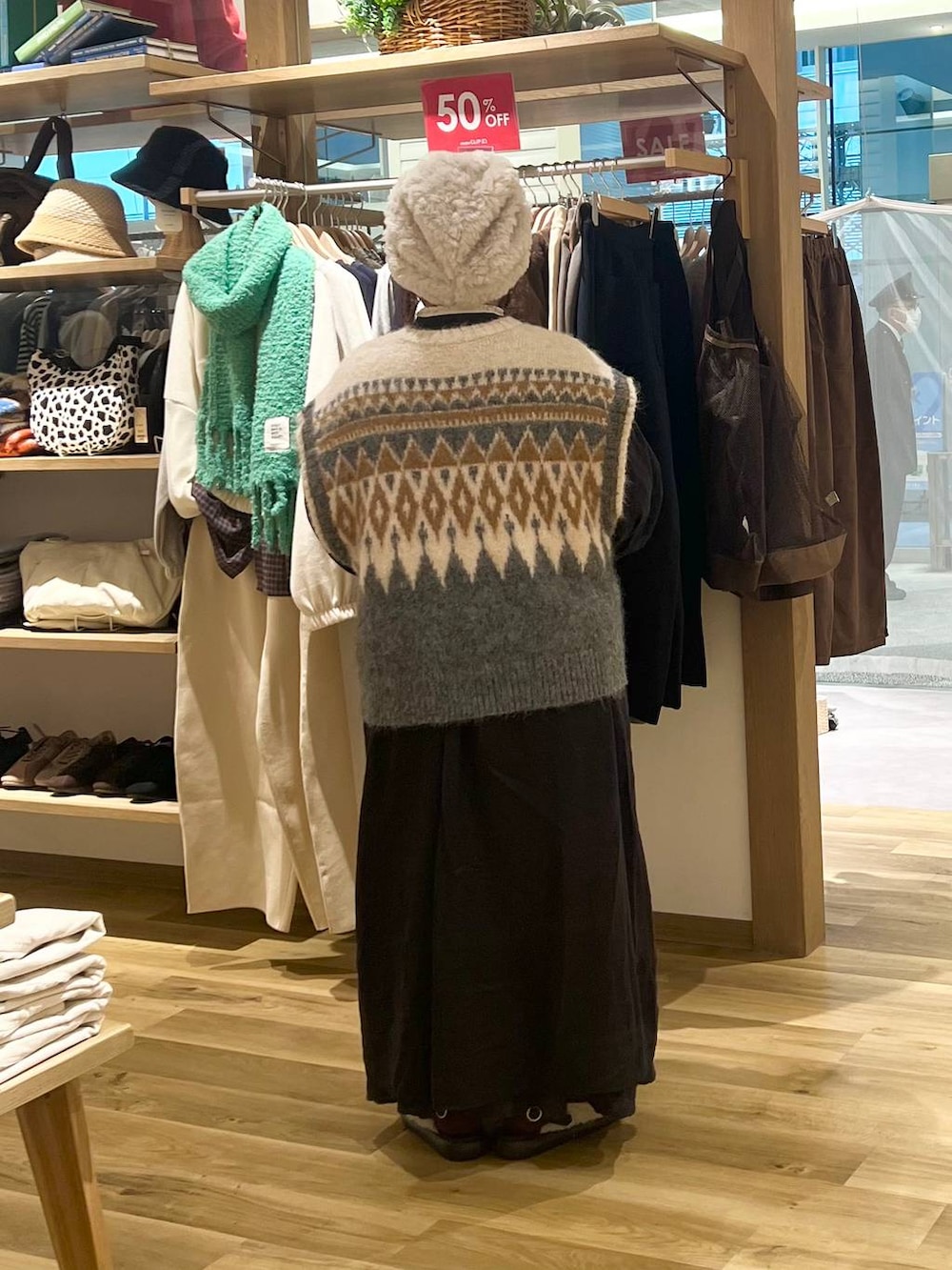 その他のサンダル、ホワイト系のTシャツ/カットソー、ブラック系のスカートを着用したレディースの冬コーディネートの4枚目の写真