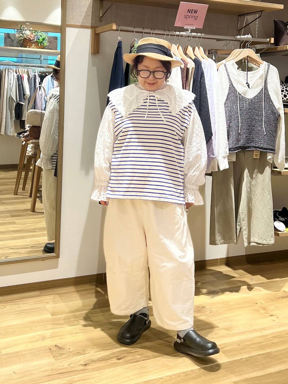 ブラック系のサンダル、ホワイト系のTシャツ/カットソー、ブラック系のショルダーバッグを着用したレディースの春コーディネートの2枚目の写真