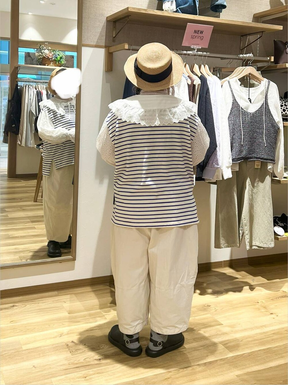 ブラック系のサンダル、ホワイト系のTシャツ/カットソー、ブラック系のショルダーバッグを着用したレディースの春コーディネートの4枚目の写真