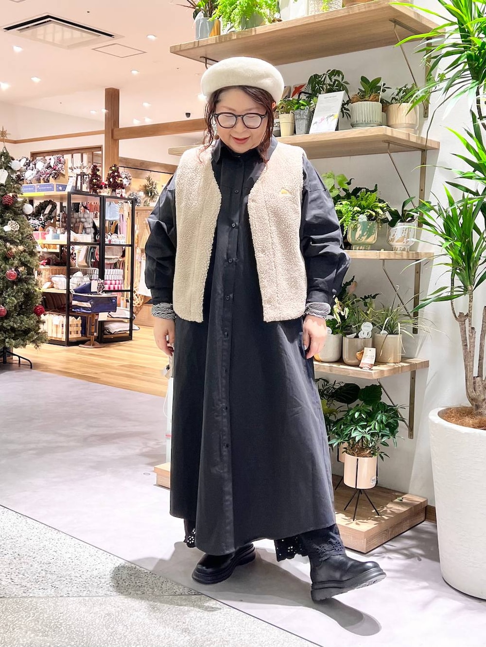 ブラック系のその他パンツ、グレー系のショルダーバッグ、ベージュ系のマウンテンパーカーを着用したレディースの冬コーディネートの7枚目の写真