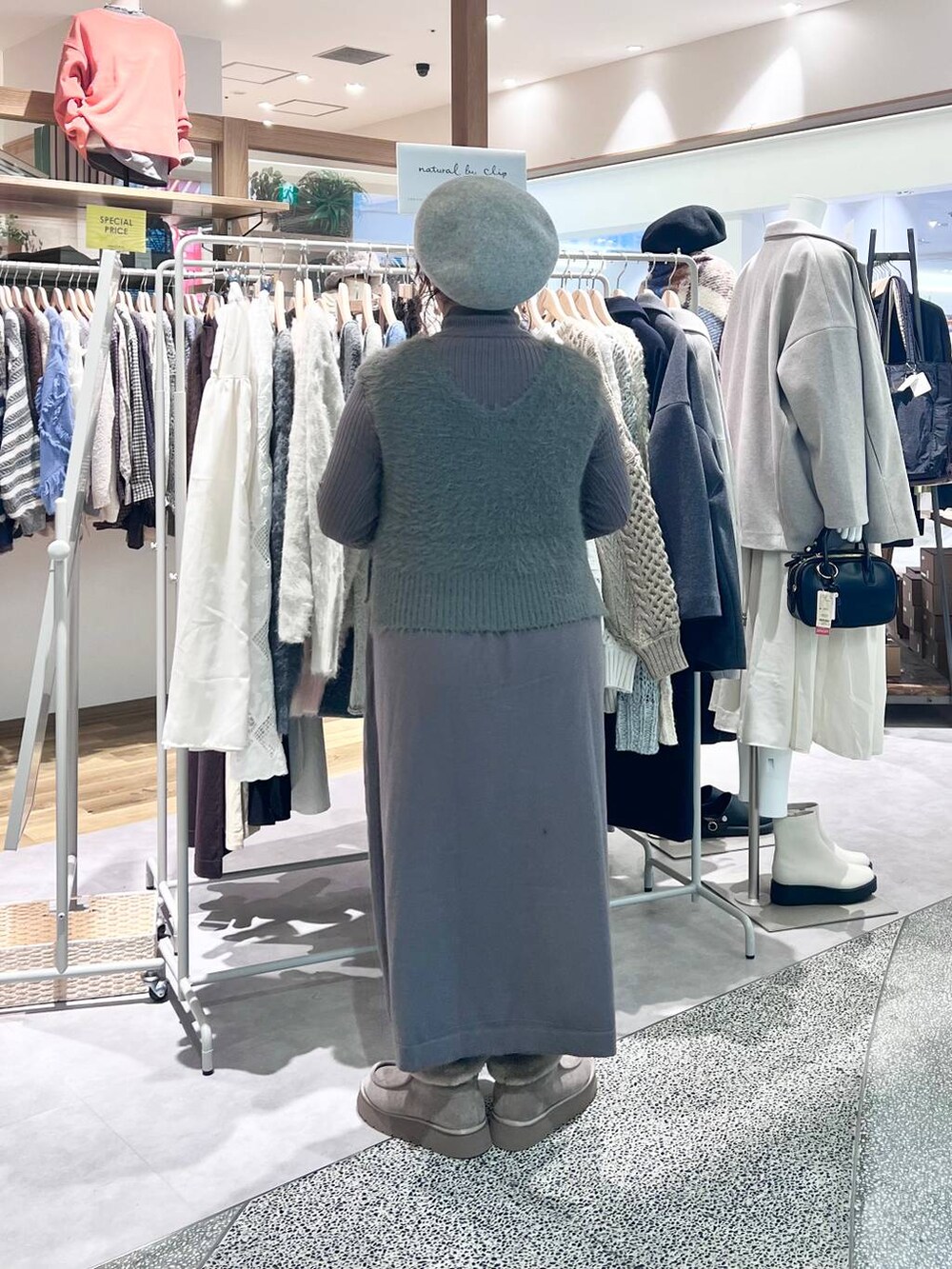 グレー系のブーツ、ベージュ系のショルダーバッグ、ブラウン系のワンピースを着用したレディースの冬コーディネートの9枚目の写真