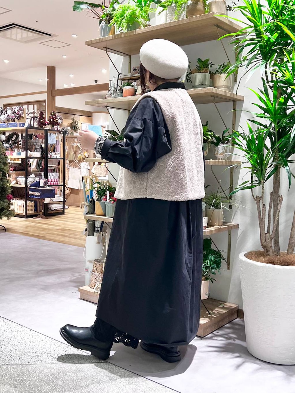 ブラック系のその他パンツ、グレー系のショルダーバッグ、ベージュ系のマウンテンパーカーを着用したレディースの冬コーディネートの8枚目の写真