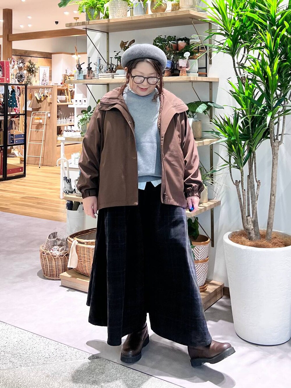 「ゆったり、体型カバー、ナチュラル、楽ちんコーデ、クリップスタッフ_studio CLIP、ベーシック/シンプル、ショルダーバッグ、studio CLIP、ベレー帽、アウター、kazumiコラボ_studio CLIP、ニット、ブラウス、ワイドパンツ、秋コーデ」｜「studio CLIPの【3シーズンシリーズ】シングルガーゼ襟フリルブラウス（シャツ/ブラウス、ホワイト系）」を使った、nan3733さん（レディース・155cm）の秋コーディネートの2枚目の写真