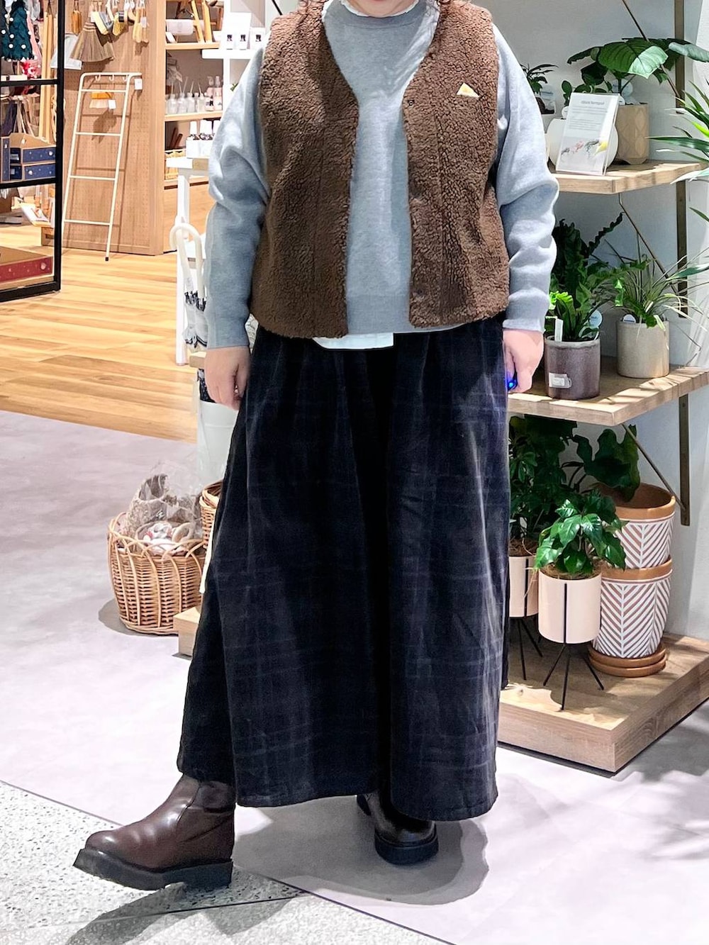 「ゆったり、体型カバー、ナチュラル、楽ちんコーデ、クリップスタッフ_studio CLIP、ベーシック/シンプル、ショルダーバッグ、studio CLIP、ベレー帽、アウター、kazumiコラボ_studio CLIP、ニット、ブラウス、ワイドパンツ、秋コーデ」｜「studio CLIPの【3シーズンシリーズ】シングルガーゼ襟フリルブラウス（シャツ/ブラウス、ホワイト系）」を使った、nan3733さん（レディース・155cm）の秋コーディネートの6枚目の写真