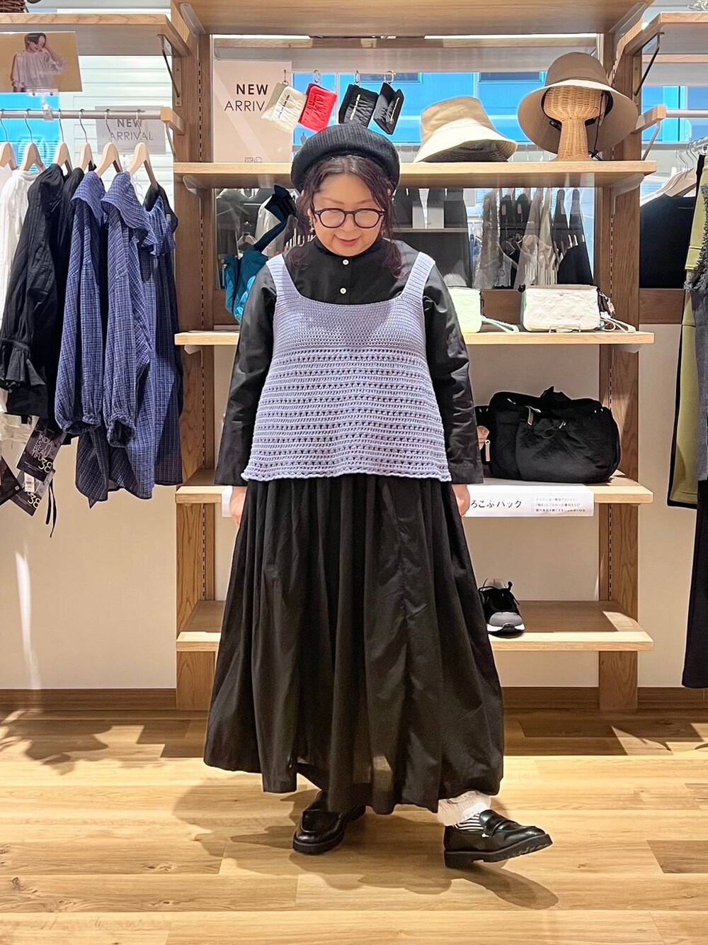 ホワイト系のその他パンツ、ブラック系のローファー、ブラック系のワンピースを着用したレディースの秋コーディネートの3枚目の写真