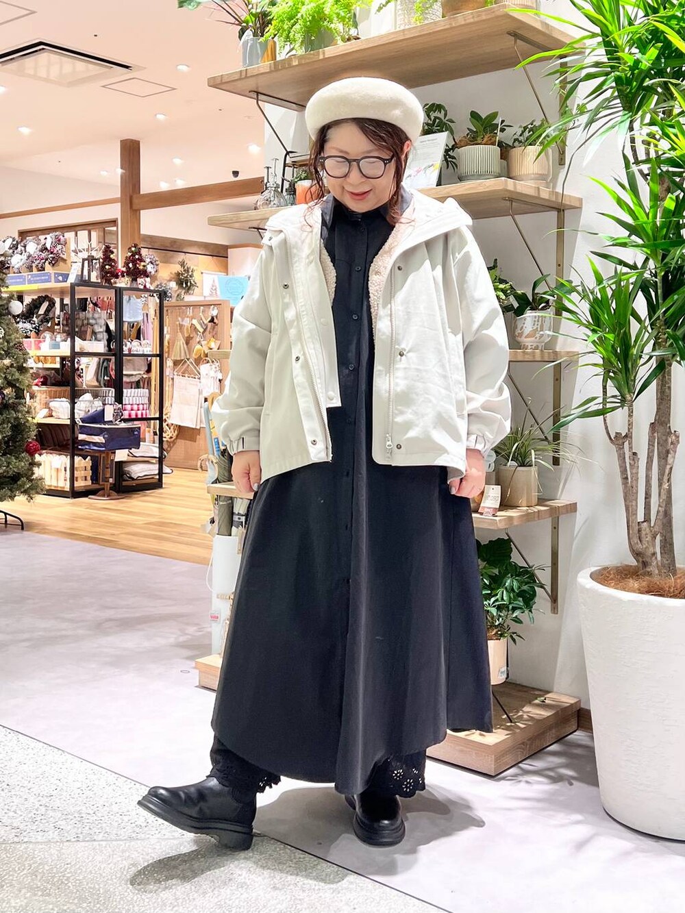 ブラック系のその他パンツ、グレー系のショルダーバッグ、ベージュ系のマウンテンパーカーを着用したレディースの冬コーディネートの2枚目の写真
