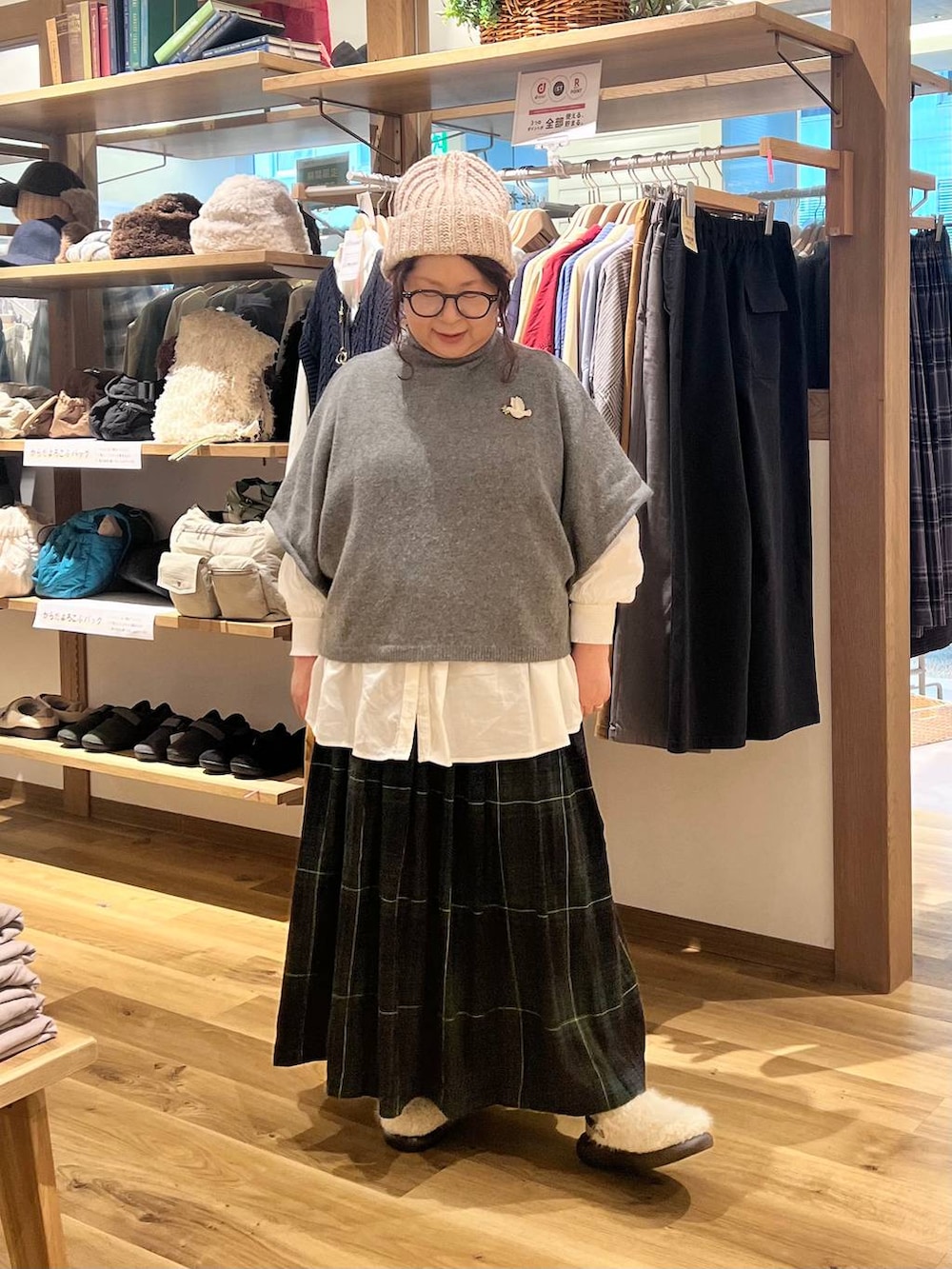 ブラック系のバックパック/リュック、ホワイト系のシャツ/ブラウス、その他のサンダルを着用したレディースの秋コーディネートの7枚目の写真