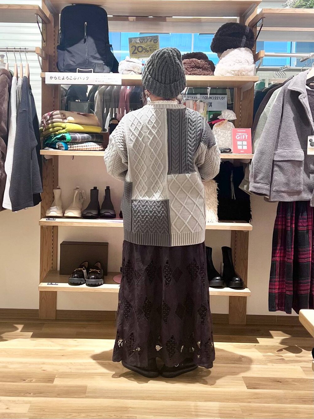 ベージュ系のトートバッグ、その他のニット/セーター、ブラック系のサンダルを着用したレディースの秋コーディネートの5枚目の写真