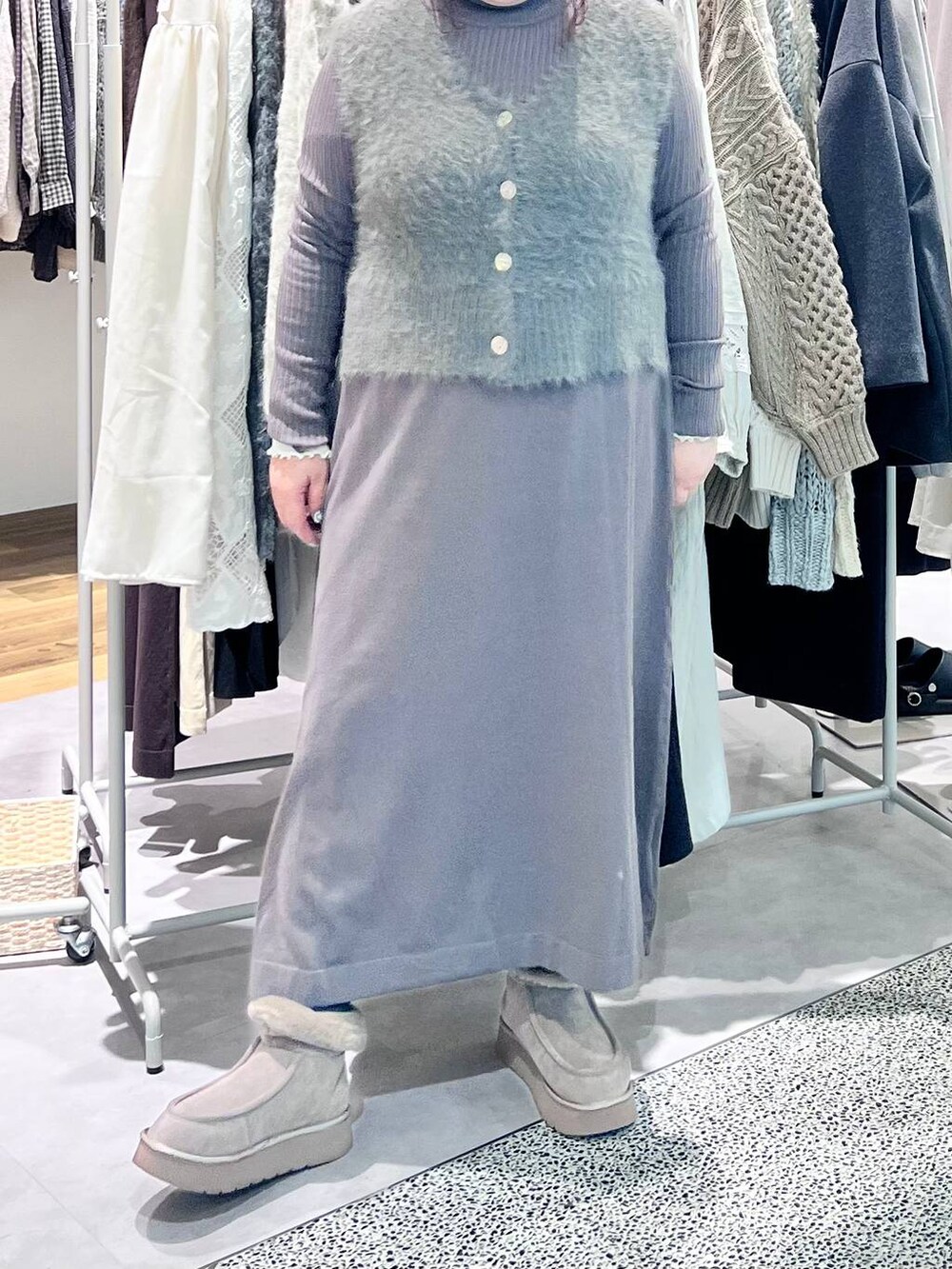 グレー系のブーツ、ベージュ系のショルダーバッグ、ブラウン系のワンピースを着用したレディースの冬コーディネートの10枚目の写真