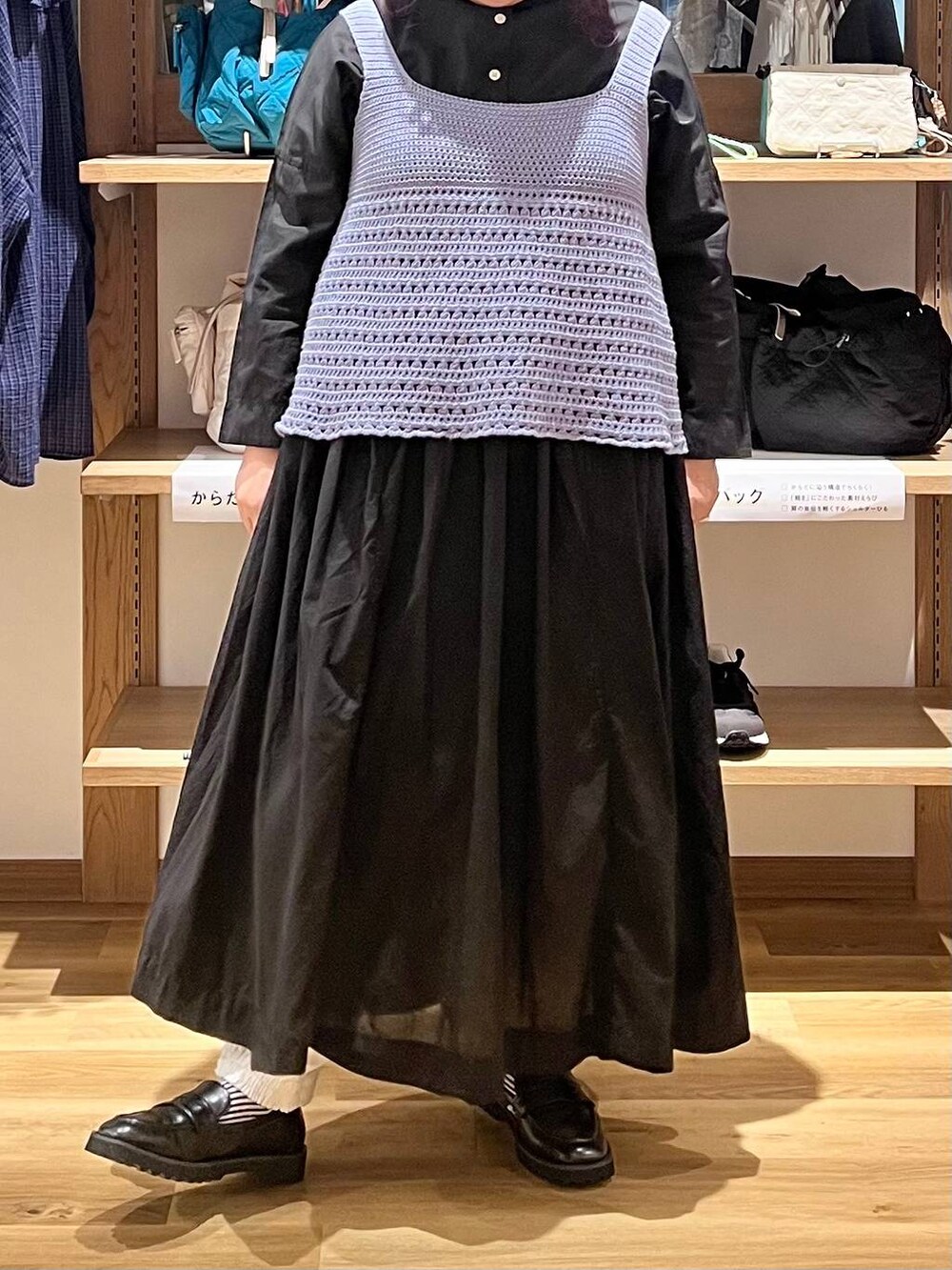 ホワイト系のその他パンツ、ブラック系のローファー、ブラック系のワンピースを着用したレディースの秋コーディネートの6枚目の写真