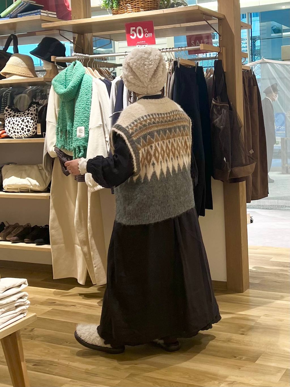 その他のサンダル、ホワイト系のTシャツ/カットソー、ブラック系のスカートを着用したレディースの冬コーディネートの3枚目の写真