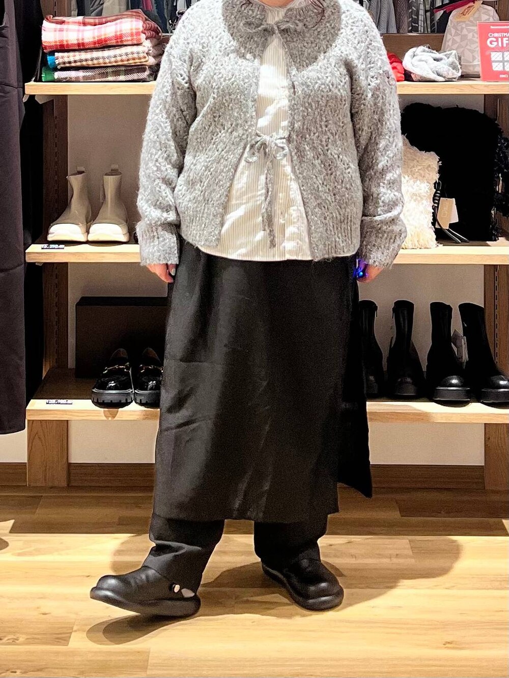 その他のシャツ/ブラウス、ブラック系のサンダル、グレー系のニット/セーターを着用したレディースの秋コーディネートの7枚目の写真