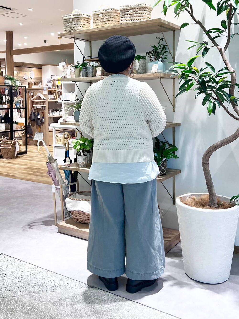 ホワイト系のTシャツ/カットソー、ブラック系のブーツ、ホワイト系のシャツ/ブラウスを着用したレディースの春コーディネートの4枚目の写真