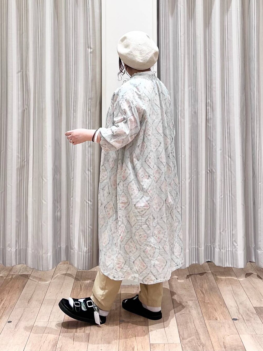 ブラック系のサンダル、ベージュ系のショルダーバッグ、ベージュ系のその他パンツを着用したレディースの夏コーディネートの3枚目の写真