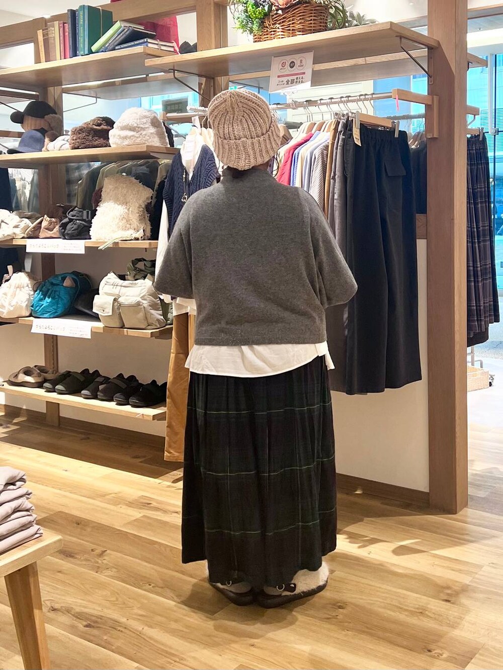 ブラック系のバックパック/リュック、ホワイト系のシャツ/ブラウス、その他のサンダルを着用したレディースの秋コーディネートの9枚目の写真